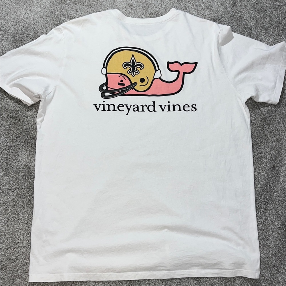 Vineyard Vines New Orleans Saints Helmet Pink Whale Print Pocket T Shirt Used L